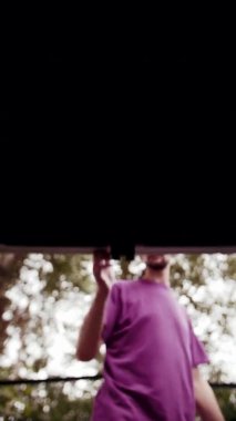 Adam bagajı açar ve kaykay yapmaya gider.