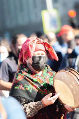 Madrid, İspanya; 24 Ekim 2021: Madrid 'in merkezinde Transhumance' ın Aklanması. Bölgesel kostümlü bir çoban kız sokaklarda yürüyor ve geleneksel tef çalıyor..
