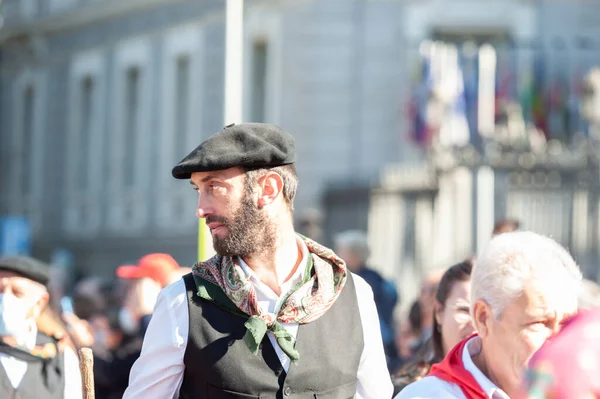 Madrid, İspanya; 24 Ekim 2021: Madrid 'in merkezinde Transhumance' ın aklanması. İspanya 'nın çeşitli bölgelerinden gelen çobanlar sokaklarda dolaşıyorlar. Bölgesel kostümlü genç çoban.