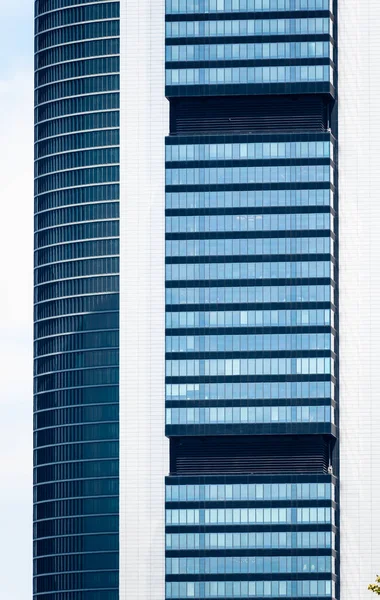 Beton ve bal peteği pencereli bir ofis binasının ön cephesinin bir kısmı dikdörtgen ve dış cephelerdeki bir alan tarafından sınırlandırılmış. Kentsel ve soyut kavram