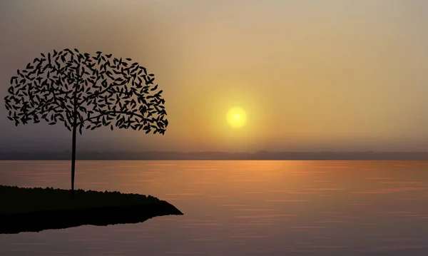 Güzel altın gün batımı okyanusun üzerinde, ağacın silueti bir tepenin üzerinde duruyor..