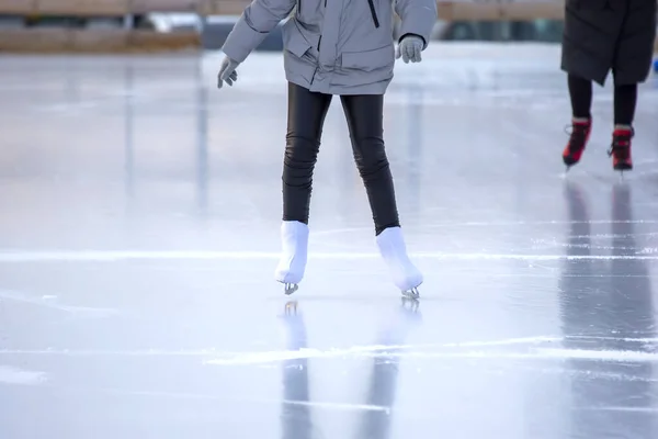 사람들은 스케이트장에서 아이스 스케이팅을 합니다 취미와 스포츠 — 스톡 사진