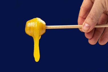 Tahta kaşıktan düşen taze, yapışkan bir çiçek balı. vitamin organik gıdalar