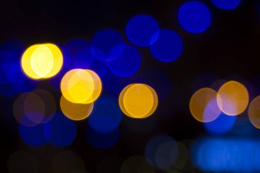 Renkli bulanık bokeh. Çelenklerin soyut arkaplanı şenlikli çelenkler içeriyordu. Renkli bulanık ampul