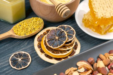 Kurutulmuş narenciye ve taze taraklı bal. vitamin organik gıdalar