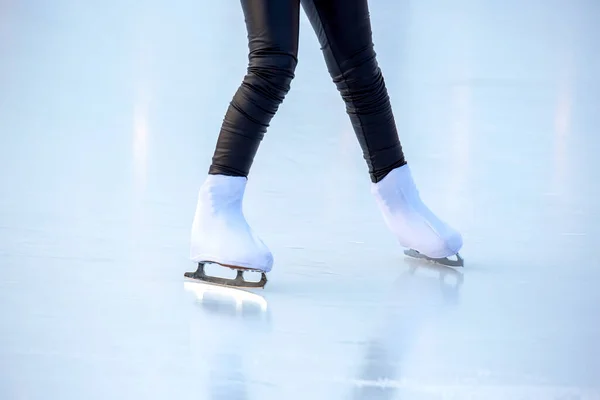 Piernas Una Mujer Patinando Sobre Hielo Una Pista Hielo Pasatiempos — Foto de Stock