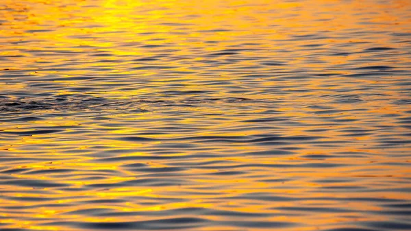 Reflejo Del Sol Poniente Una Ola Agua Textura Fondo Natural — Foto de Stock