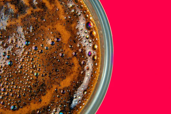 赤い背景のカップの中で淹れたばかりのコーヒーが — ストック写真