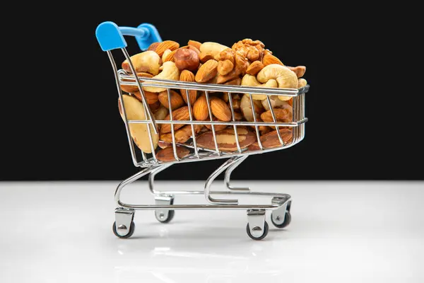 Verschiedene Arten Von Nüssen Einkaufswagen Vermarktung Von Lebensmitteln Vitamin Bioproteinnahrung — Stockfoto