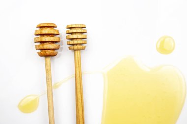 Beyaz arka planda taze bal dökülmüş kaşık. organik vitamin yiyeceği