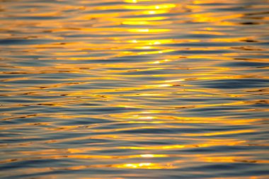 Batan güneşin bir su dalgasında yansıması. Doğal arkaplan dokusu