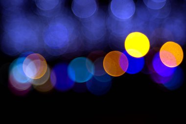 Renkli bulanık bokeh. Çelenklerin soyut arkaplanı şenlikli çelenkler içeriyordu. Renkli bulanık ampul