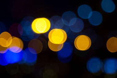 Renkli bulanık bokeh. Çelenklerin soyut arkaplanı şenlikli çelenkler içeriyordu. Renkli bulanık ampuller