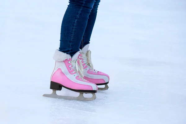 Beine Einer Eiskunstläuferin Auf Einer Eisbahn Hobbys Und Freizeit Wintersport — Stockfoto