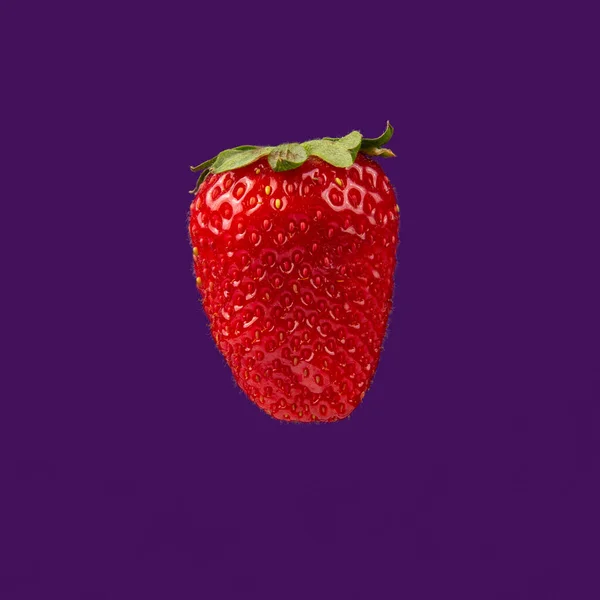 Morangos Frescos Fundo Roxo Alimentos Frutas Vitamínicas — Fotografia de Stock