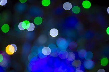 Renkli bulanık bokeh. Çelenklerin soyut arkaplanı şenlikli çelenkler içeriyordu. Renkli bulanık ampul