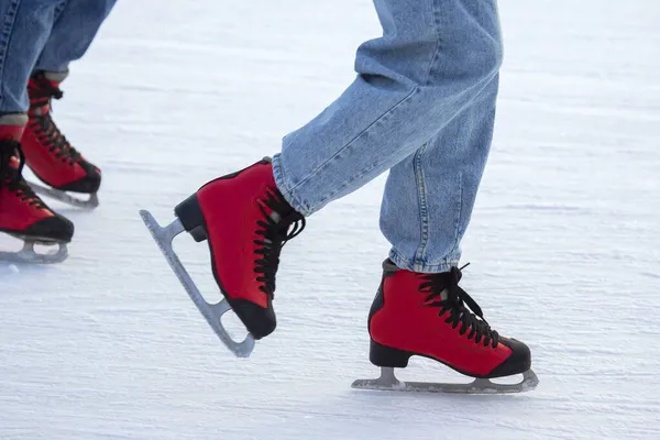 Pessoas Patinando Gelo Uma Pista Gelo Hobbies Lazer Esportes Inverno — Fotografia de Stock