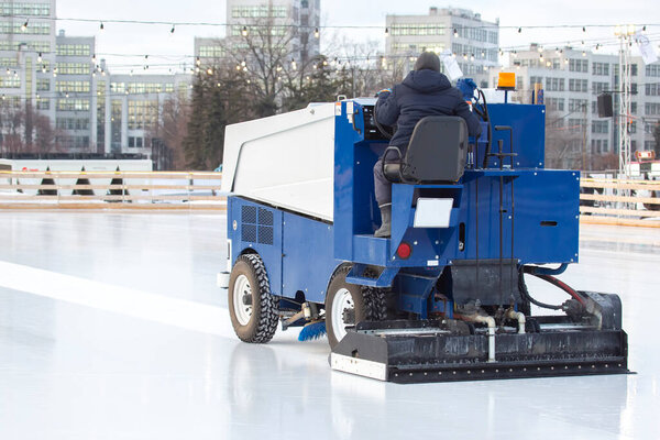 специальная машина для уборки льда очищает каток
