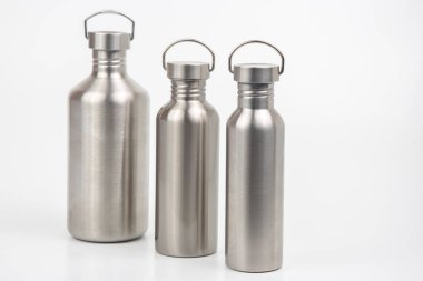 Beyaz arka planda metal çelik su şişeleri. metal içme gereçleri
