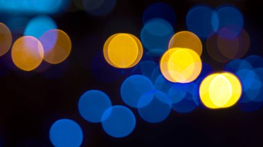 Renkli bulanık bokeh. Çelenklerin soyut arkaplanı şenlikli çelenkler içeriyordu. Renkli bulanık ampul