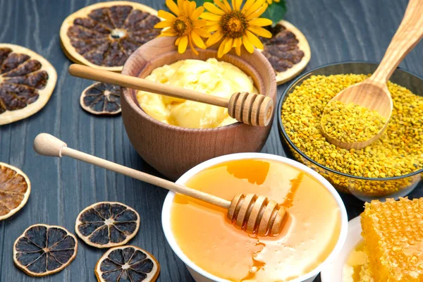 Kurutulmuş narenciye ve taze taraklı bal. vitamin organik gıdalar