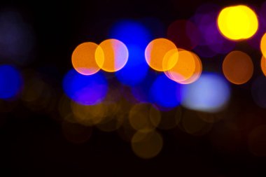 Renkli bulanık bokeh. Çelenklerin soyut arkaplanı şenlikli çelenkler içeriyordu. Renkli bulanık ampul