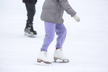 Buz pateni pistinde buz pateni yapan kadın bacakları. hobiler ve kış sporları