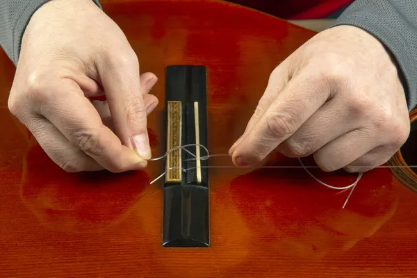 ナイロン弦の交換と挿入です 音楽家のためのレッスン — ストック写真