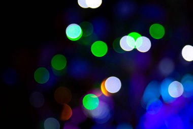 Renkli bulanık bokeh. Çelenklerin soyut arkaplanı şenlikli çelenkler içeriyordu. Renkli bulanık ampul