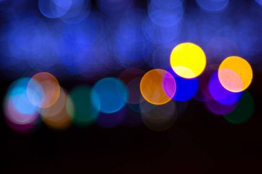 Renkli bulanık bokeh. Çelenklerin soyut arkaplanı şenlikli çelenkler içeriyordu. Renkli bulanık ampul