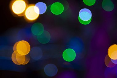 Renkli bulanık bokeh. Çelenklerin soyut arkaplanı şenlikli çelenkler içeriyordu. Renkli bulanık ampul