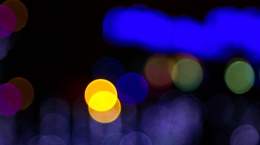 Renkli bulanık bokeh. Çelenklerin soyut arkaplanı şenlikli çelenkler içeriyordu. Renkli bulanık ampul