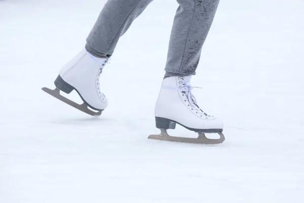 Schaatsende Vrouwenbenen Ijsbaan Hobby Wintersporten — Stockfoto