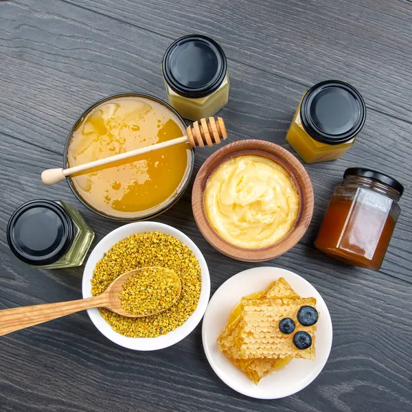 Frischer Blütenhonig Verschiedener Sorten Pollen Und Waben Mit Löffeln Auf — Stockfoto