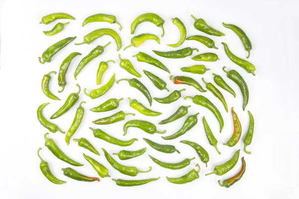 Groene Hete Paprika Gelijkmatig Verdeeld Een Witte Achtergrond Vitaminegroenten Voor — Stockfoto