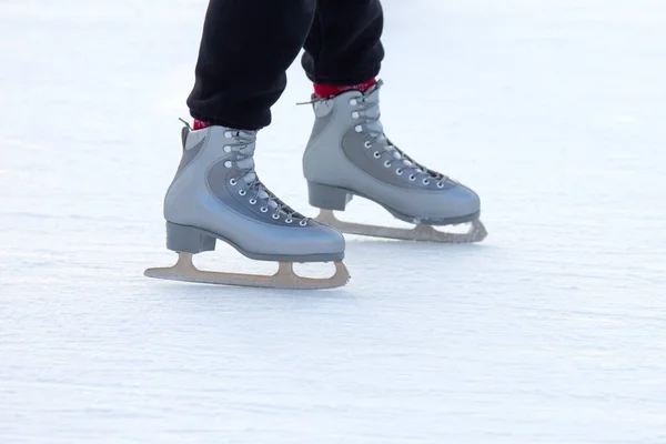 Eiskunstläuferin Beine Auf Der Eisbahn Hobbys Und Wintersport — Stockfoto