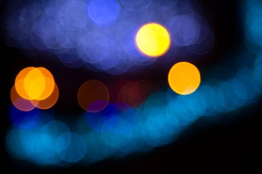 Renkli bulanık bokeh. Çelenklerin soyut arkaplanı şenlikli çelenkler içeriyordu. Renkli bulanık ampul