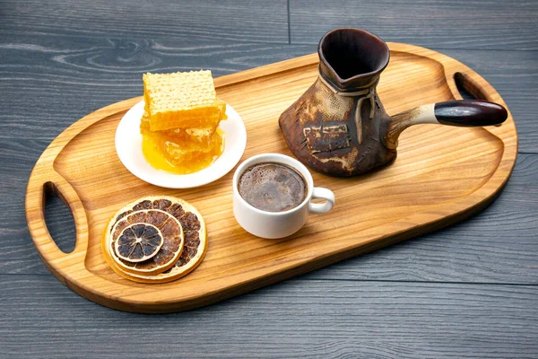 Färskt Varmt Kaffe Med Kalkon Och Torkad Citrus Och Bikaka — Stockfoto