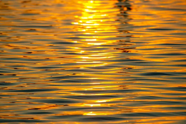 Reflexão Sol Poente Uma Onda Água Textura Fundo Natural — Fotografia de Stock