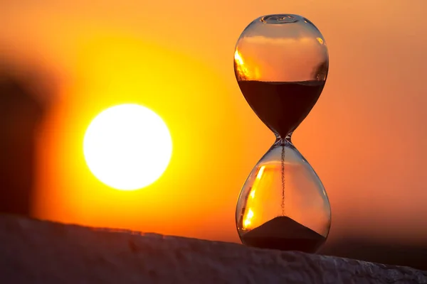 Reloj Arena Cuenta Longitud Tiempo Contra Fondo Del Sol Noche — Foto de Stock