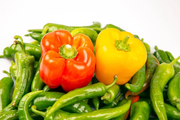 Pimentas Verdes Pimentas Vermelhas Amarelas Sobre Fundo Branco Legumes Vitamina — Fotografia de Stock