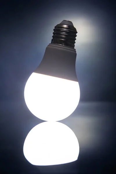 Led Lampa Rozsvícena Tmavém Pozadí Odrazem Povrchu Úspory Elektřinu Elektro — Stock fotografie