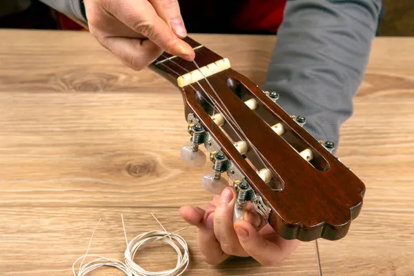 Changer Les Cordes Nylon Sur Une Guitare Classique Six Cordes — Photo