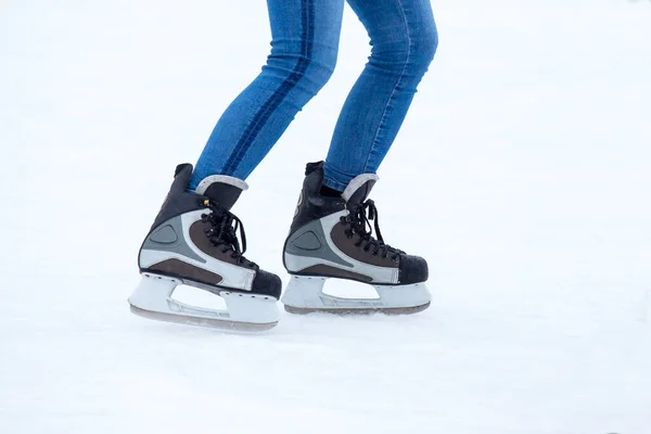 Buz Pateni Pistinde Yuvarlanan Birinin Ayakları — Stok fotoğraf