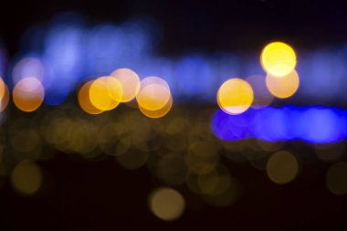 Renkli bulanık bokeh. Çelenklerin soyut arkaplanı şenlikli çelenkler içeriyordu. Renkli bulanık ampul