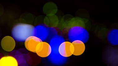 Renkli bulanık bokeh. Çelenklerin soyut arkaplanı şenlikli çelenkler içeriyordu. Renkli bulanık ampul
