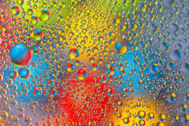 Bulanık bir arkaplanda soyut renkli yağlı sıvı topları