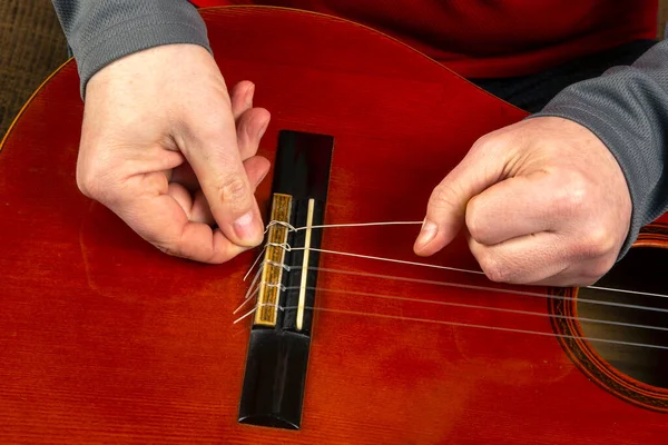 Remplacement Insertion Cordes Nylon Dans Une Guitare Classique Leçon Pour — Photo