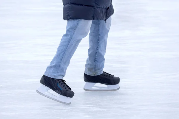 Schaatsen Een Ijsbaan Benen Met Schaatsen Wintersport Vrijetijdsbesteding — Stockfoto