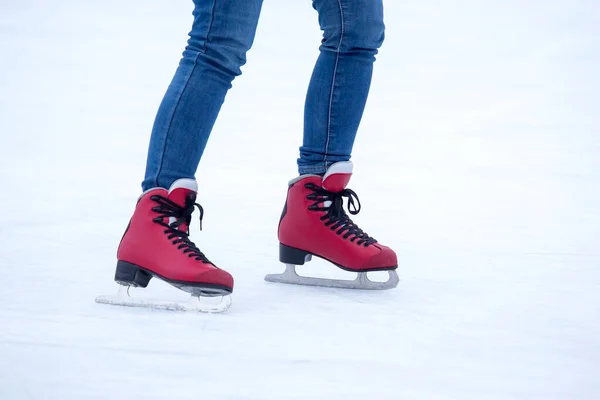 Patinação Gelo Numa Pista Gelo Pernas Com Patins Desporto Ativo — Fotografia de Stock